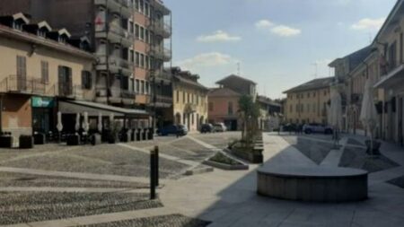 Samarate: FdI in piazza con un flash mob contro la violenza