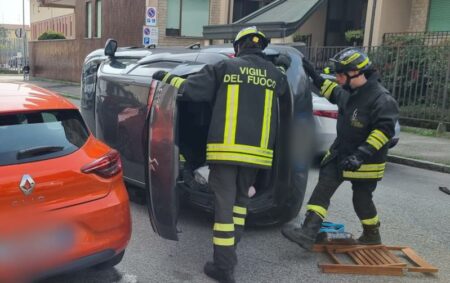Busto: Auto ribaltata in via Bellini. Soccorsa una donna