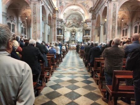 Busto: Basilica gremita per l'addio a Paolo Caccia