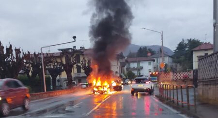 Gemonio: Auto in fiamme, Vigili del Fuoco sul posto