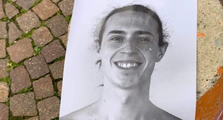 Varese: Mistero sulle foto che tappezzano la città. Chi è?