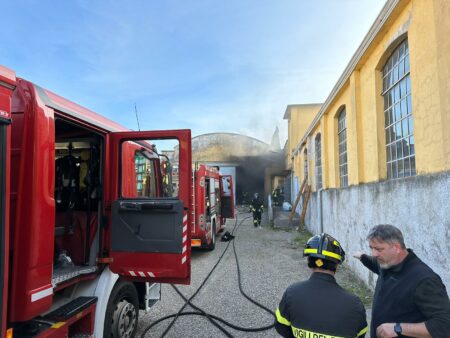 Somma: Incendio in stireria, intervento in forze