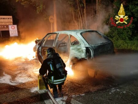 Lonate P.: Auto in fiamme, Vigili del Fuoco in azione