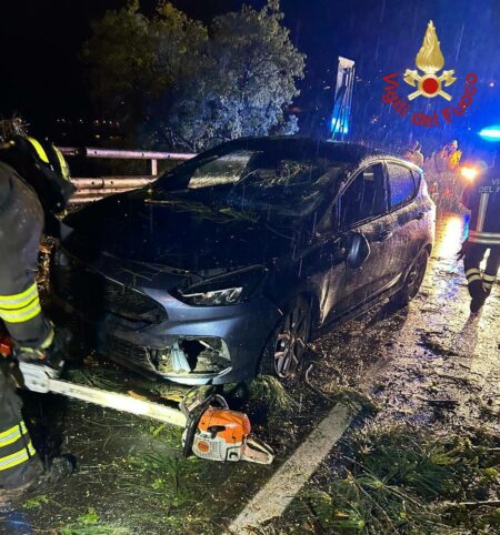 Como: Frana a Colonno, auto travolta da un albero