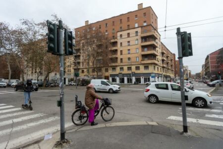 Bergamo: Si sente male e cade dalla bici, grave 64enne