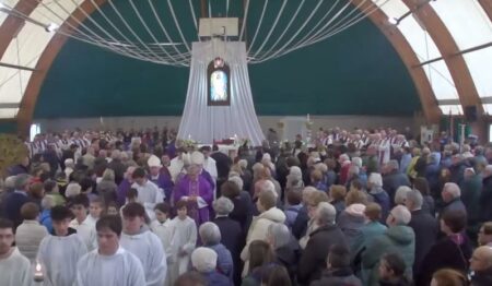 Cavaria: Ultimo saluto a Don Fiorenzo, oltre 1000 persone