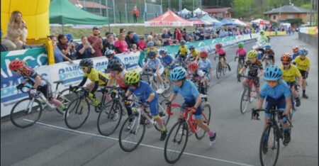 Ciclismo: 150 piccoli campioni si sfidano ad Azzio