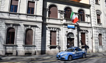 Busto: Ruba oggetti sacri e cerca di venderli. Denunciato