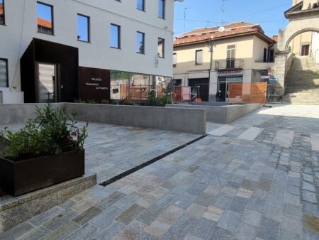 Casorate: Piazza Mazzini, pavimentazione completata