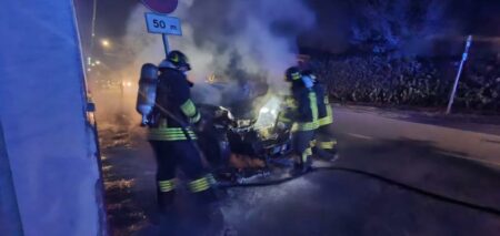 Samarate: Va a cena al ristorante e trova auto in fiamme