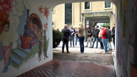 Varese: Ospedale artistico, studenti dipingono il tunnel