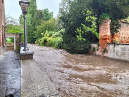 Nerviano: Fiume in città, l'Olona si scatena
