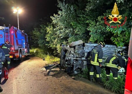 Binago: Auto ribaltata in via Como, illesi due ragazzi