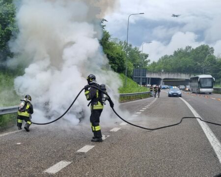 Lonate: Auto in fiamme sulla ss336