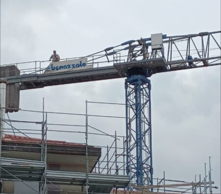 Rescaldina: Minaccia di buttarsi, forze dell'ordine in azione