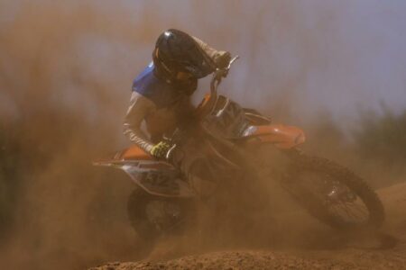 Brescia: Cade dalla moto e precipita in un canalone