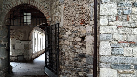 Gavirate: Chiostro affollato col progetto “Chiese Aperte”