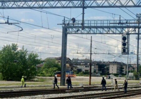 Busto: Minaccia di buttarsi sui binari, paura in stazione