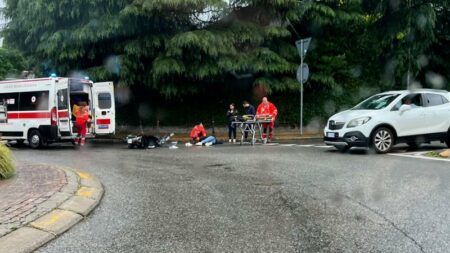 Gallarate: Cade dalla moto in via Noè e finisce in ospedale