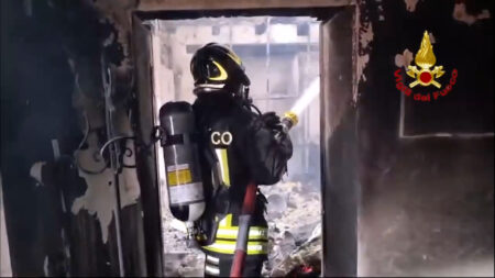 Como: Palazzina in fiamme, intervento dal cielo