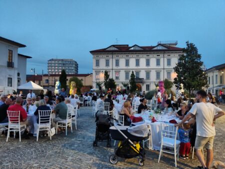 Busto: Cena di San Giovanni in piazza formato famiglia