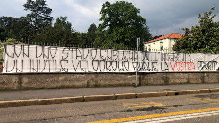 Calcio: Varese, i tifosi protestano contro il Comune