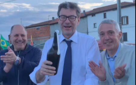 Mercallo: Il Ministro Giorgetti brinda sulla nuova rotatoria