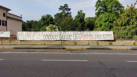 Varese: Striscione in Comune, "Il velodromo è inutile"