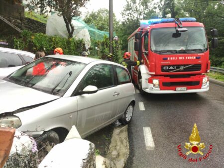 Ferrera: Auto contro muro, un ferito lieve