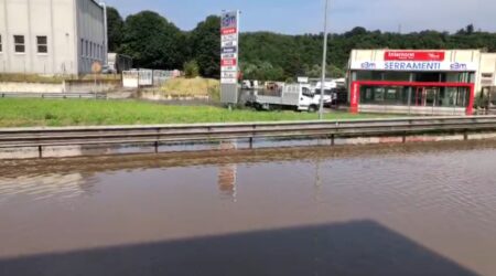 Varese: Via Peschiera trasformata in piscina