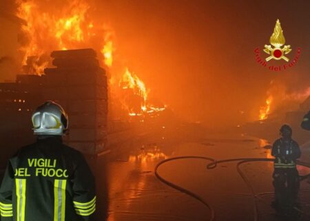 Bergamo: In fiamme azienda del legno, 50 vigili sul posto