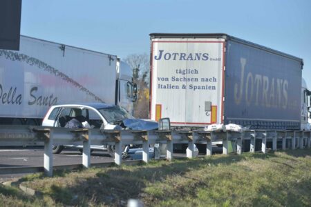 Padova: Tragedia in A4, un morto e 17 feriti