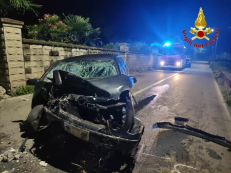 Porto Valtr.: Schianto sulla Sp69, auto distrutta