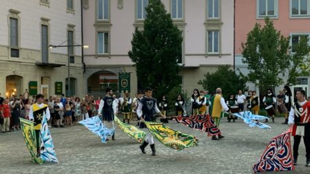 Busto: Gli sbandieratori di Asti colorano il centro