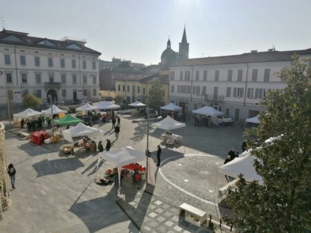 Busto: Piazza Vittorio Emanuele II, villaggio per bambini