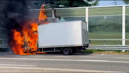 Busto: Camion in fiamme sulla A8, nessun ferito