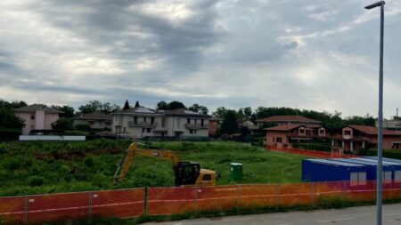 Cassano: Torna la ruspa in via Lazio, avanti con la scuola