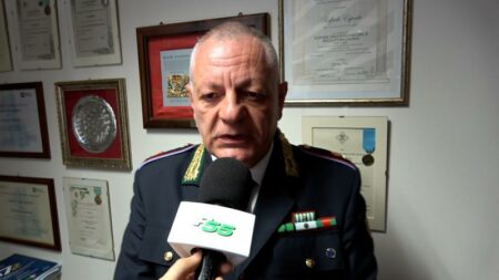 Cassano: “Zozzone” senza patente butta rifiuti, denunciato