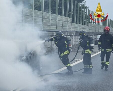Busto: Paura in A8, auto in fiamme e autista illeso