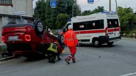 Samarate: Auto ribaltata in via Torino, coinvolte due donne