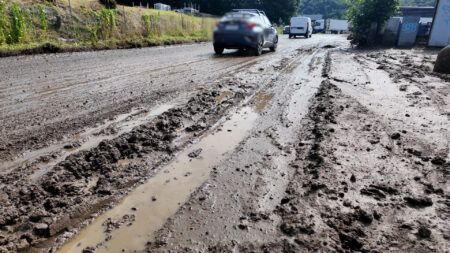Varese: Via Peschiera, il giorno dopo si spala il fango