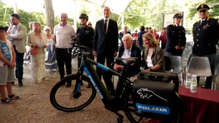 Varese: Quattro e-bike per la Polizia, dono di Ambrosetti