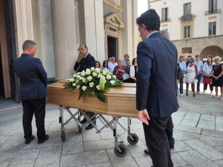 Busto: Luca Torno, rose bianche per l'addio in basilica
