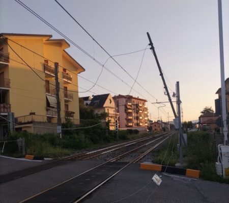 Gazzada: Camion trancia la linea, treni in tilt