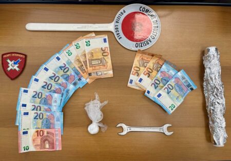 Busto: Al volante senza patente, con droga e denaro