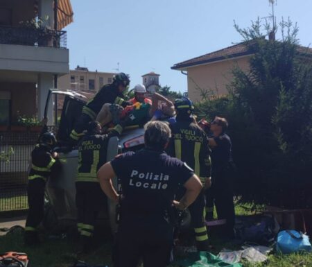 Gallarate: Auto ribaltata, ferita una donna