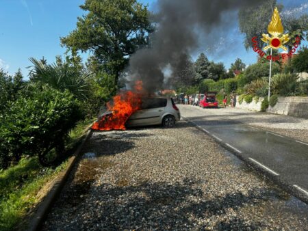 Brezzo: Auto in fiamme nel Villaggio Olandese