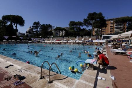 Como: Morto bimbo di 4 anni recuperato dal fondo piscina