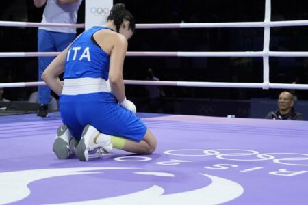 Boxe: Carini si ritira dopo 36”: “Troppo male”