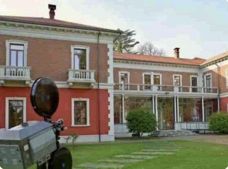 Busto: Il Gatto con gli stivali a Villa Calcaterra